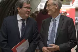 Juan Manuel Bonet y John H. Elliott conversando