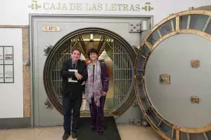 Ángeles Mora junto a Luis García Montero