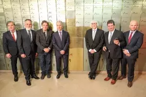 Luis García Montero junto con Les Luthiers