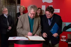 Ian Gibson firma en el libro de honor del Cervantes