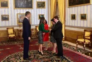La Reina saludo al director del Instituto Cervantes