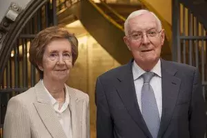 Margarita Salas posa con el director del Instituto Cervantes