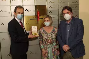 El ministro de Ciencia e Innovación, Pedro Duque, muestra la medalla del Nobel de Medicina 1906 de Santiago Ramón y Cajal