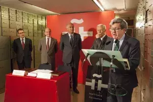 El director del Instituto Cervantes elogió las novelas de Mendoza