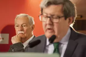 Eduardo Mendoza, pensativo en la imagen