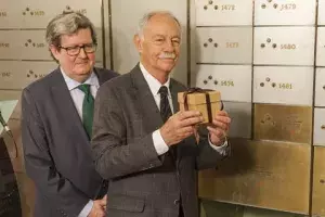 Eduardo Mendoza con el objeto secreto que deja en la caja número 1484
