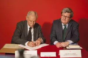 Eduardo Mendoza firma en el Libro de Honor
