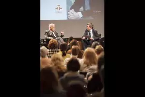 Coloquio del director del Instituto Cervantes con Eduardo Mendoza
