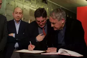 El escritor Vicente Molina Foix, tras la firma del legado en la Caja de las Letras