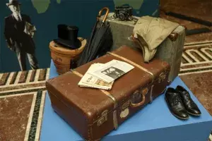 Maletas, zapatos, paraguas, máquina de fotos y otros enseres