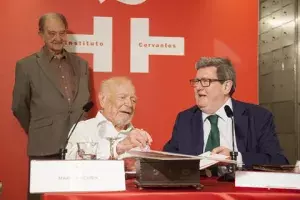 Escribiendo en el libro de honor