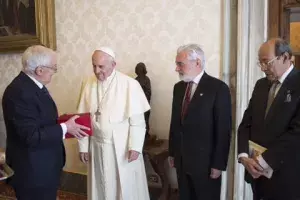 El Papa fue obsequiado con un ejemplar de la edición de El Quijote