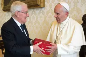 El Papa Francisco recibe un ejemplar de El Quijote