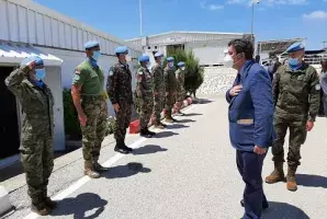 Luis García Montero, director del Instituto, saluda a los militares