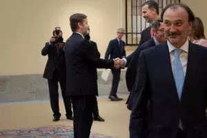 El Rey saluda al secretario general del Instituto Cervantes, Rafael Rodríguez Ponga