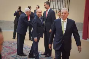 Los Reyes saludan al director del Instituto, Víctor García de la Concha