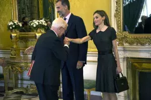 Los Reyes saludan al director del Instituto Cervantes