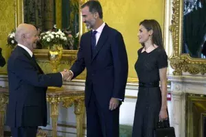 Los Reyes saludan al escritor chileno Jorge Edwards