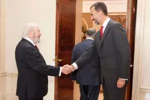 José Manuel Caballero Bonald, al que saluda el Príncipe