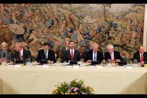 Don Felipe, en el centro, durante la reunión celebrada en la Zarzuela