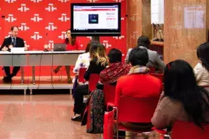 Luis Prados, director de Gabinete del Instituto Cervantes, explicó a los periodistas y corresponsales invitados el funcionamiento de la institución