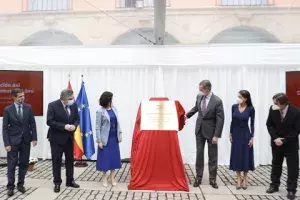 El Rey desvela una placa conmemorativa