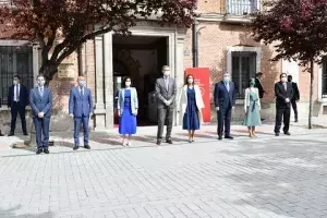 Los Reyes posan a las puertas del Instituto Cervantes en Alcalá de Henares