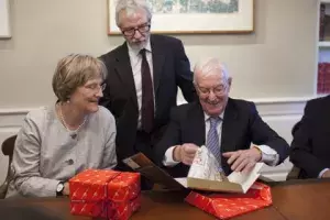 El director del Instituto Cervantes recibe un regalo de la presidenta de la Universidad de Harvard