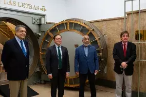 Delante de la puerta de la Caja
