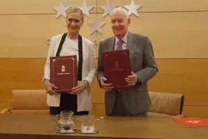 La presidenta de la Comunidad de Madrid y el director del Instituto Cervantes