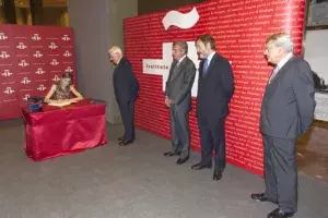 La Reina Letizia firma en el Libro de Honor