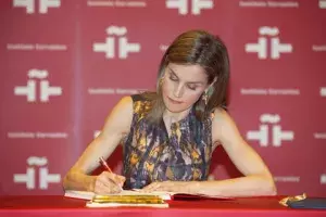 La Reina Letizia firma en el Libro de Honor