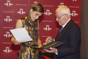 El director del Instituto Cervantes entrega a Su Majestad un grabado conmemorativo