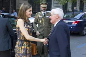 La Reina Letizia saluda al director del Instituto Cervantes