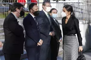 La Reina Letizia saluda al director del Cervantes, Luis García Montero