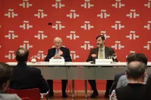 Anteriormente a la presentación en Harvard, en rueda de prensa