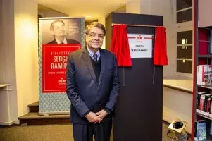 Sergio Ramírez ante la placa