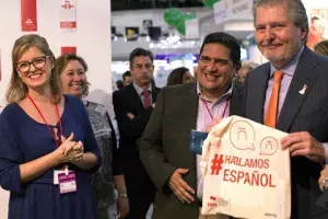 Entregado una bolsa en la que puede leerse "Hablamos español" al ministro de Educación y Cultura, Íñigo Méndez de Vigo