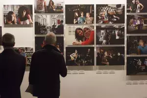 La exposición contiene imágenes actuales de melillenses de diferentes culturas