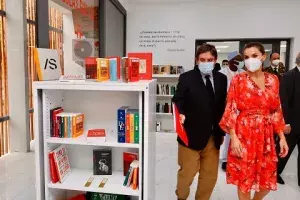 La Reina Letizia recorriendo las instalaciones del nuevo centro