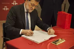 Mariano Rajoy firma en el libro de Honor