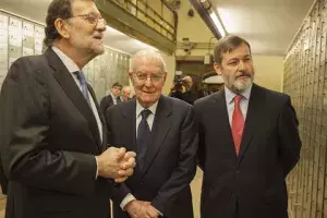 Mariano Rajoy, observando alguna de las cajas