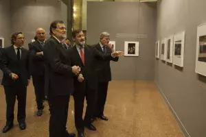 El secretario general del Instituto Cervantes ha explicado a Mariano Rajoy la exposición "Miguel de Cervantes o el deseo de vivir"