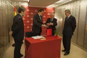 El director del Instituto Cervantes entrega un obsequio a Mariano Rajoy