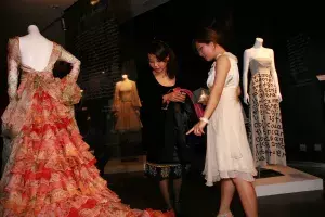 Dos jóvenes chinas observan el traje creado por Francis Montesinos