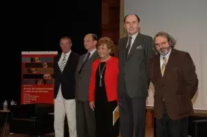 La directora del Instituto Cervantes, Carmen Caffarel, con los anteriores responsables de la institución. De izda. a dcha., Fernando R. Lafuente, Nicolás-Sánchez Albornoz, Marqués de Tamarón y Jon Juaristi