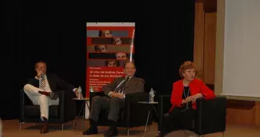 Carmen Caffarel ha destacado que "el Instituto es lo que es gracias a la suma de lo que se ha hecho en estos 18 años". A su lado, Fernando R. Lafuente y Nicolás Sánchez-Albornoz