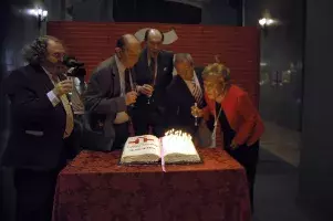 Como colofón al encuentro, los directores han apagado las 18 velas de una tarta en forma de libro con la inscripción "Instituto Cervantes" en sus páginas abiertas