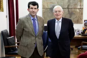 El alcalde de Alcalá de Henares, Bartolomé González, junto al director del Cervantes, Víctor García de la Concha