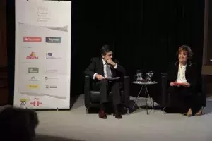 Ángel Agudo San Emeterio, presidente de Correos, y Carmen Caffarel, directora del Instituto Cervantes